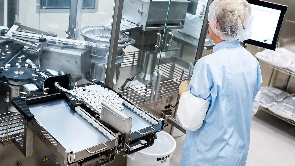 Eine-Arbeiterin-steht-an-einer-Abfuellanlage-fuer-pharmazeutische-Produkte-bei-Takeda-Pharmaceutical