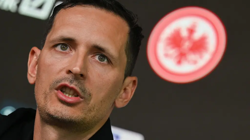 Dino-Toppmoeller-Trainer-von-Eintracht-Frankfurt-spricht-waehrend-einer-Pressekonferenz-im-Proficamp