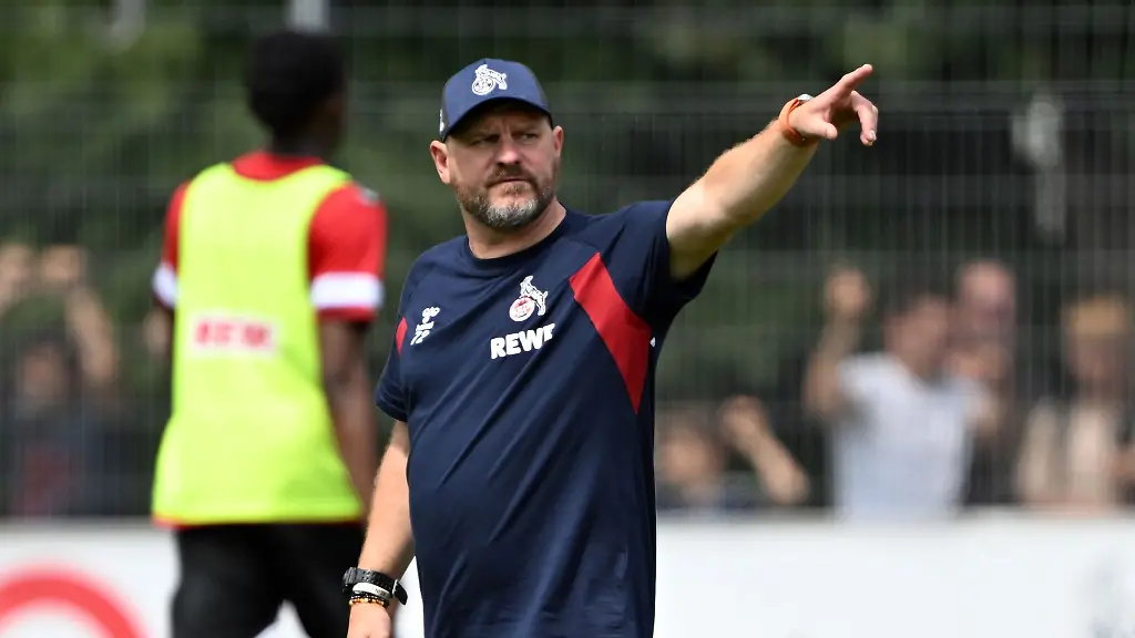 Koelns-Trainer-Steffen-Baumgart-waehrend-des-ersten-Trainings-der-neuen-Saison