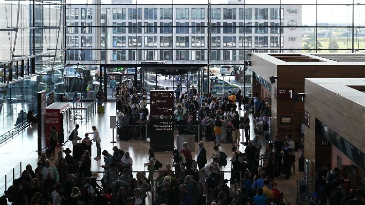 Die Festnahme auf dem Flughafen erfolgte auf Ersuchen des Internationalen Strafgerichtshofs.