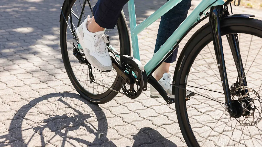 Eine-Radfahrerin-auf-einem-E-Bike