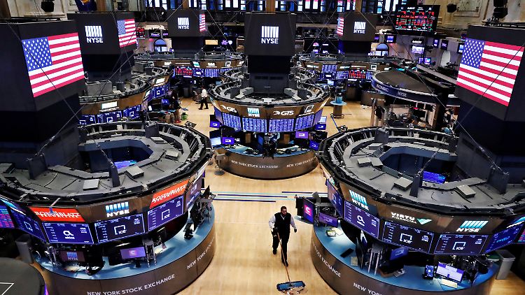 R.6239840-2020-09-11T141229Z_619399863_RC2EWI9E6YY5_RTRMADP_3_INDIA-STOCKS-FOREIGN-LISTING.JPG
