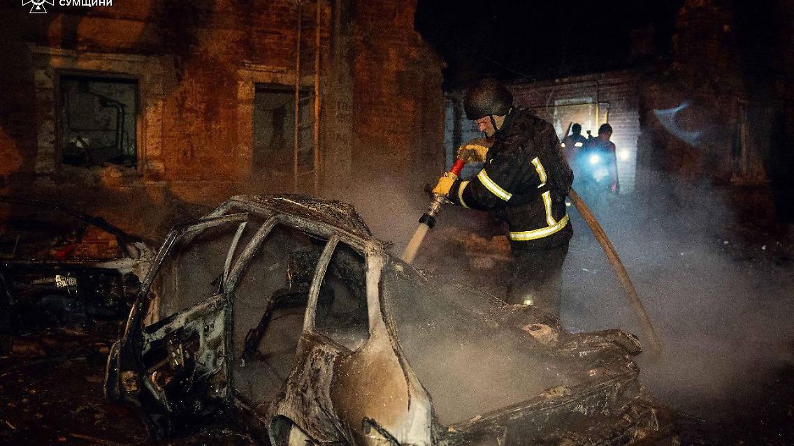 Die Feuerwehr löscht mehrere Feuer nach dem Angriff auf eine Wohngegend in Sumy.