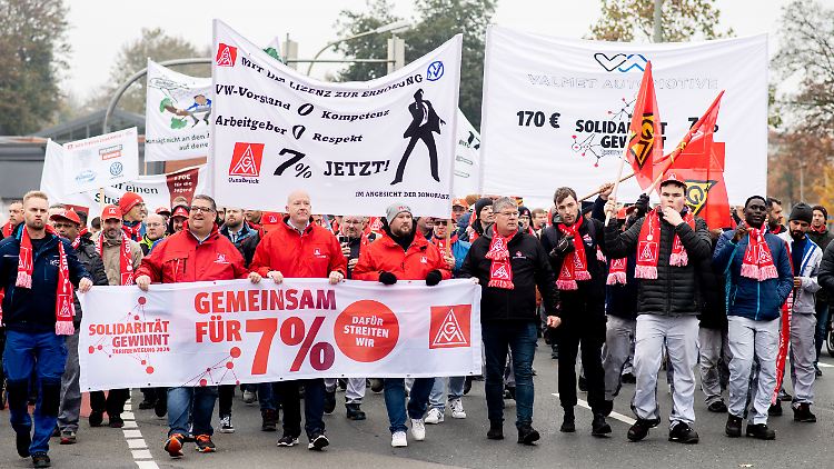 IG Metall fordert sieben Prozent mehr Lohn, VW will aber kürzen.