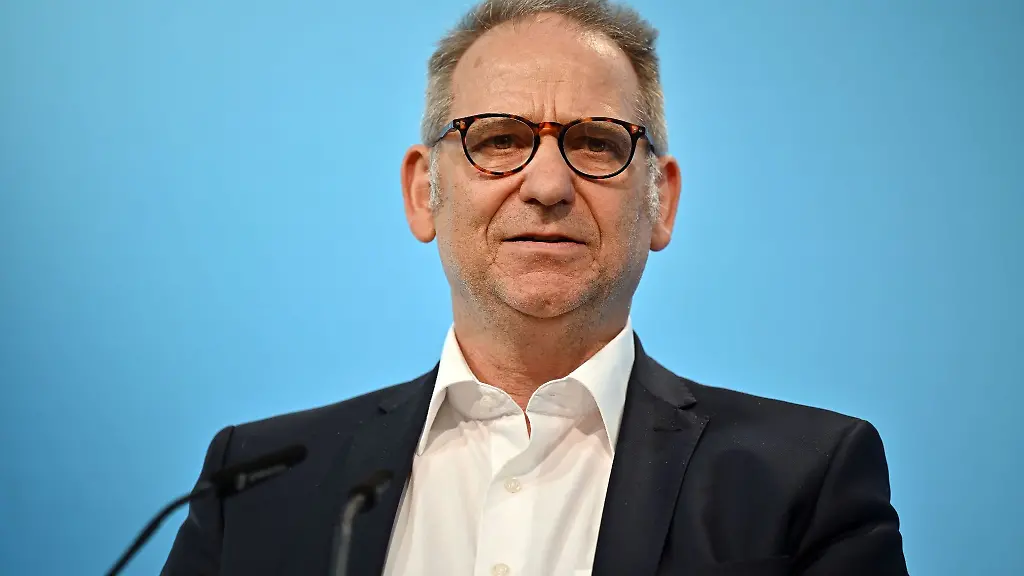 Bernhard-Stengele-spricht-nach-der-Kabinettsklausur-im-Weissen-Saal-von-Schloss-Ettersburg