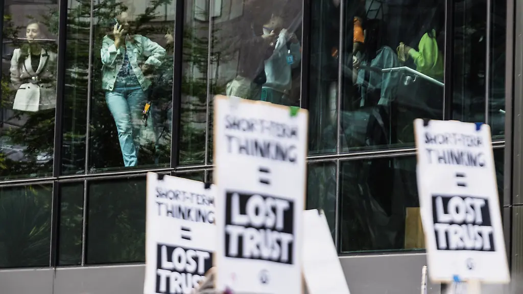 2023-05-31T202832Z-2102043711-RC2W91AX38ZQ-RTRMADP-3-AMAZON-COM-WALKOUT