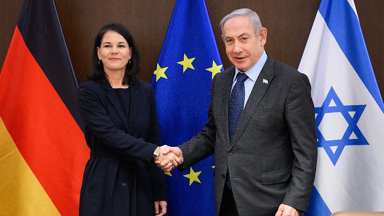Deutschland prüfe "jetzt genau, wie wir dann damit umgehen werden", sagt Außenministerin Baerbock zum Haftbefehl gegen Netanjahu wegen möglicher Kriegsverbrechen. 
