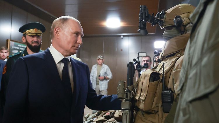Kremlchef Putin beschreibt die neuartige Waffe als experimentelle "Hyperschall"-Rakete.