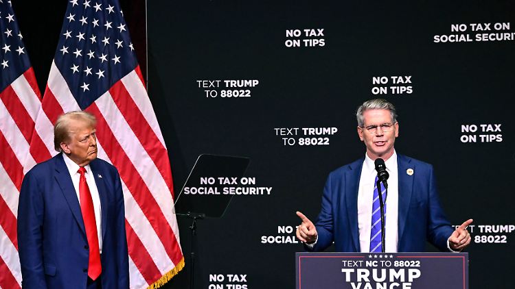 Trump lauscht und Scott Bessent trägt vor. Der Investor soll neuer Finanzminister werden.  