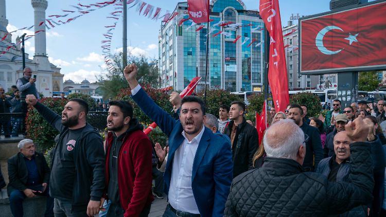 Demonstration in Istanbul gegen die Absetzung eines Bürgermeisters von der oppositionellen CHP. 