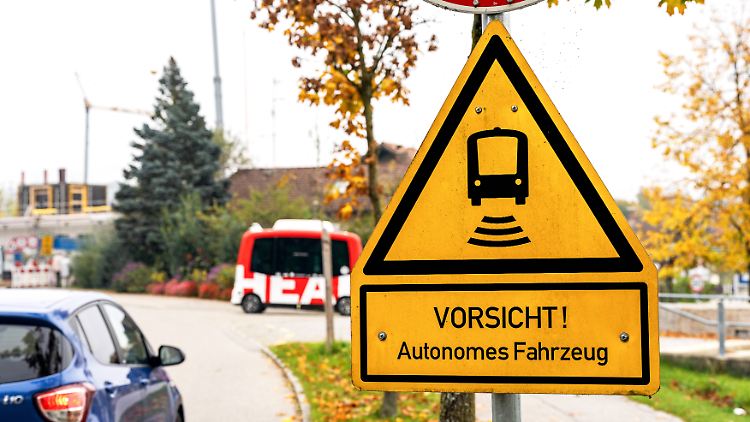 Noch nicht alle Verkehrsbetriebe hätten Robo-Busse im Blick, mahnt das KBA an.