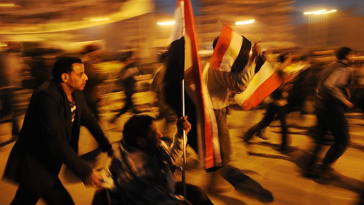Demonstranten protestieren am Morgen auf dem Tahrir-Platz in Kairo.