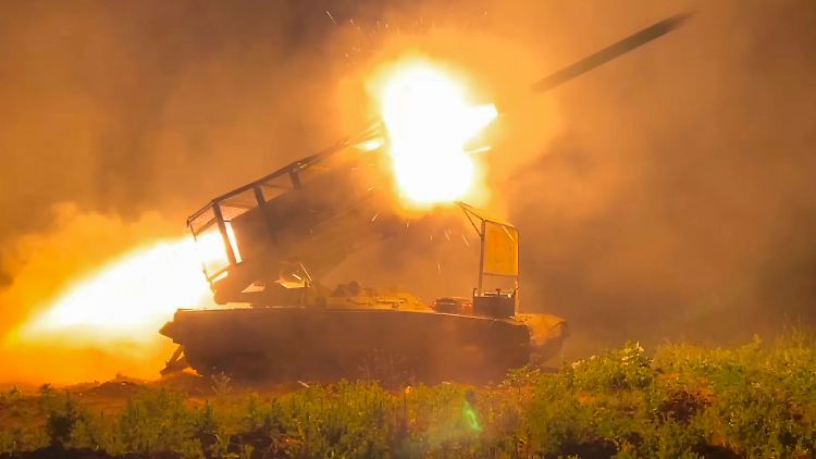 Ein Mehrfachraketenwerfer vom Typ Solntsepyok der russischen Armee feuert auf ukrainische Stellungen im Grenzgebiet der Region Kursk. 