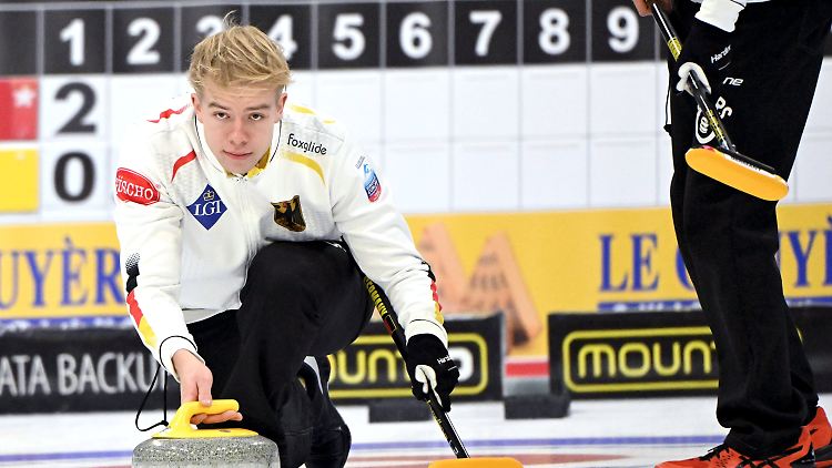 Felix Messenzehl aus Deutschland rollt den Stein während des Goldmedaillen-Spiels.