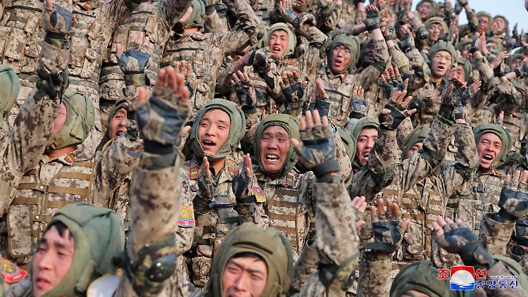 Nordkoreanische Soldaten jubeln ihrem Machthaber Kim bei einer Übung im März zu. 