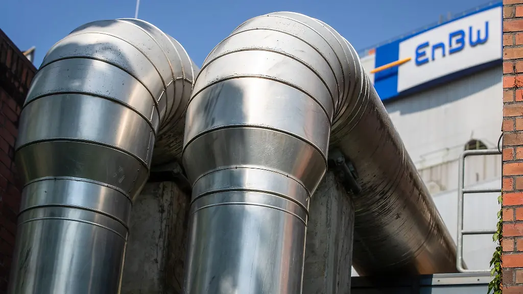 Rohre-sind-am-EnBW-Kraftwerk-in-Stuttgart-Muenster-vor-dem-Logo-der-EnBW-zu-sehen