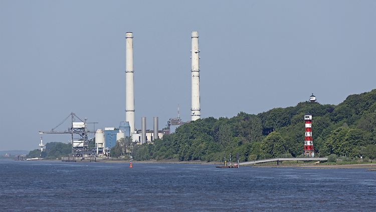 In der Nähe des Rissener Leuchtturms in Hamburg lagen die Leichenteile. Im Hintergrund: das Heizkraftwerk Wedel. 