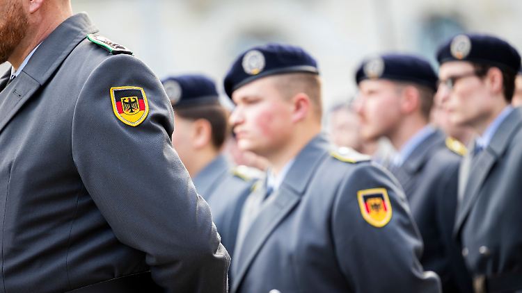 Bei Gelöbnissen oder Appellen tragen Soldaten der Bundeswehr eine zeremonielle Uniform.