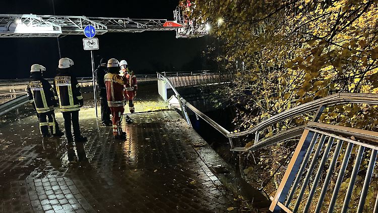 Feuerwehrleute arbeiten an der Unfallstelle in Minden.