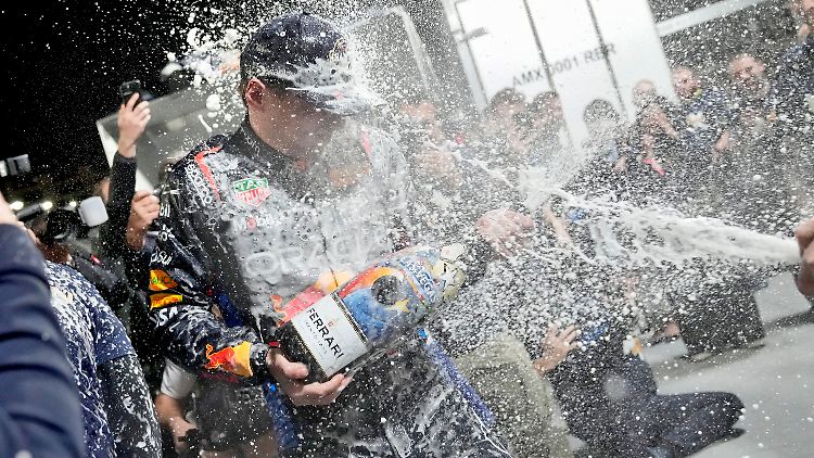 Max Verstappen genießt den Champagner-Regen.