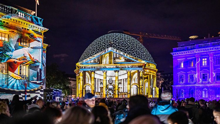 Die St.-Hedwigs-Kathedrale wurde im Auftrag von Friedrich dem Großen gebaut und erstrahlte schon beim Festival of Lights im Oktober.