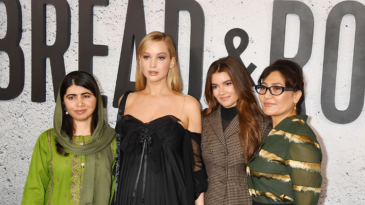 Yousafzai, Lawrence und Regisseurin Mani (r.) auf der Premiere von "Bread&Roses" in Los Angeles.