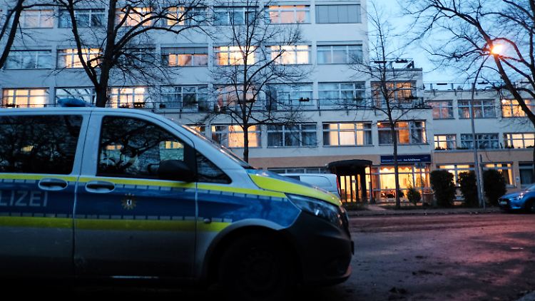 Einem Pfleger gelang es schließlich, dem Mann die Machete zu entwenden.