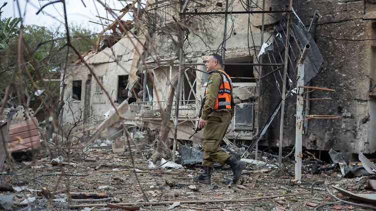 Ein Mitglied des israelischen Katastrophenschutzes in Rinatya bei Tel Aviv. Dort schlug offenbar eine Rakete der Hisbollah ein.  