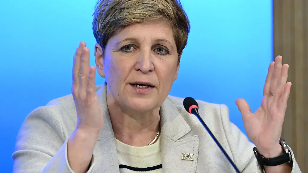 Wohnungsbauministerin-Nicole-Razavi-CDU-im-Landtag-bei-einer-Landespressekonferenz