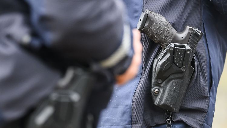 Als der Mann die Beamten attackierte, griffen sie zur Waffe.