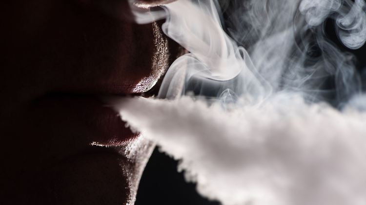 Seit April ist neben dem Rauchen auch das Vapen am Arbeitsplatz eingeschränkt - aktuell betrifft das Verbot jedoch nur E-Zigaretten mit Nikotin.