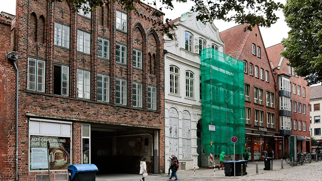Personen-gehen-am-Buddenbrookhaus-in-der-Innenstadt-vorbei