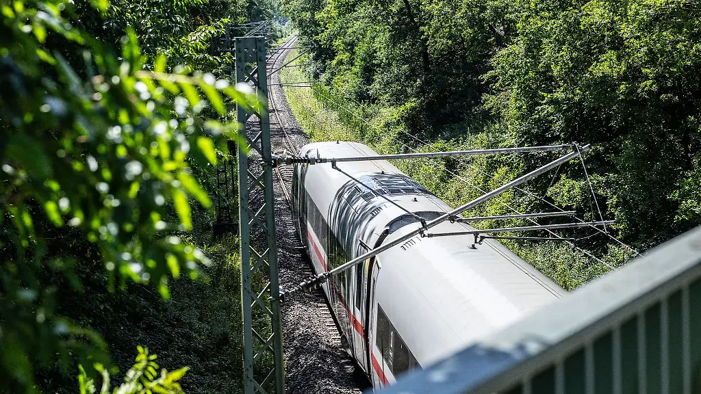 Ein-ICE-auf-der-eingleisigen-Strecke-in-Hoehe-von-Ascheberg-von-Muenster-nach-Dortmund