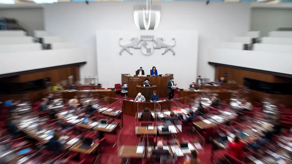 Mitglieder-der-Bremischen-Buergerschaft-nehmen-an-einer-Plenarsitzungen-teil