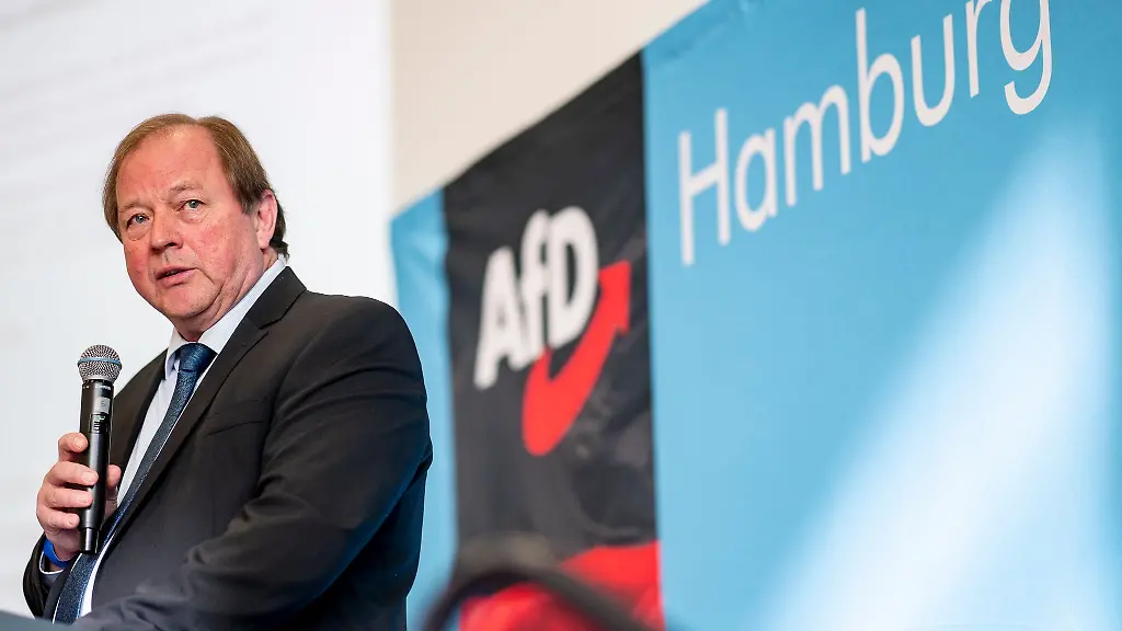 Dirk-Nockemann-Landesvorsitzender-der-AfD-Hamburg-spricht-bei-Versammlung-des-Hamburger-AfD-Landesverbandes