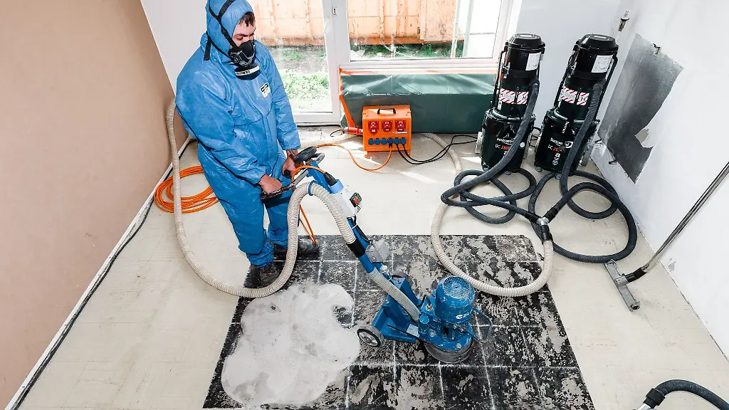 Asbestbelastete-PVC-Fliesen-am-Boden-Wenn-klar-ist-dass-es-sich-um-Asbest-handelt-sollte-sich-eine-spezialisierte-Fachfirma-um-die-Beseitigung-kuemmern