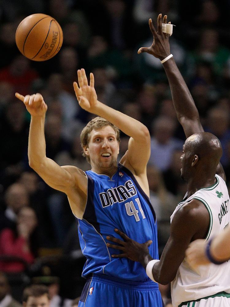 Zwei ganz Große unter sich: Nowitzki (links) und Kevin Garnett im Matchup.