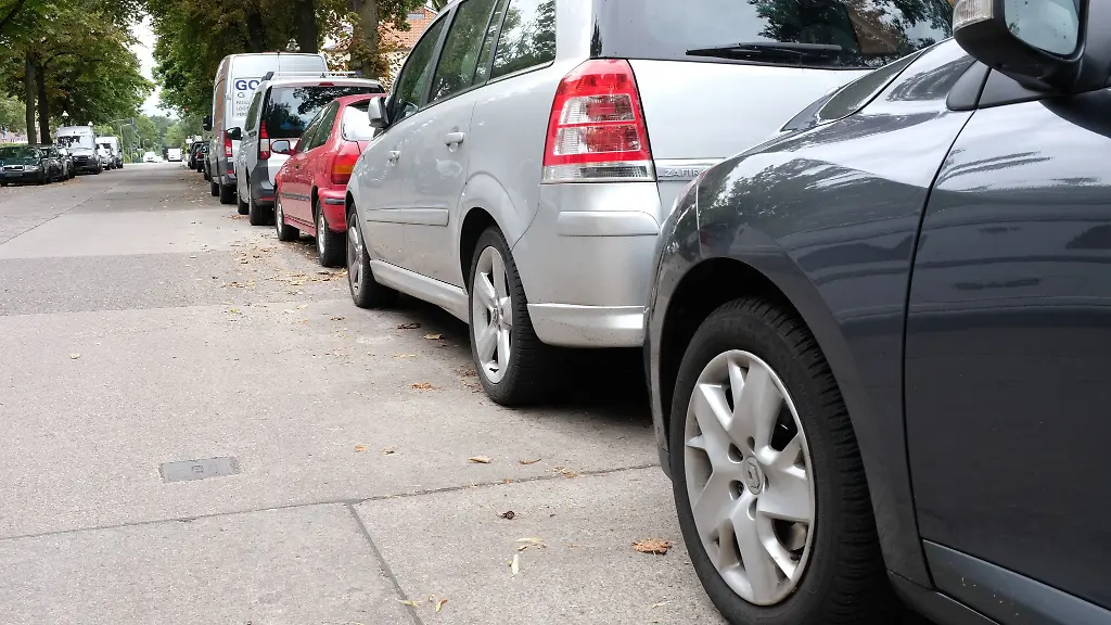 Auto-an-Auto-an-Auto-So-eng-wie-es-in-der-Stadt-manchmal-zugeeht-kann-selbst-das-Ausfahren-aus-der-eigenen-Einfahrt-beschwerlich-werden-ein-Grund-fuer-ein-Parkverbot-auf-der-gegenueberliegenden-Seite