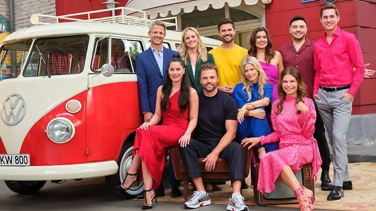 Freut sich auf die Jubiläumswoche: das "Unter uns"-Team.