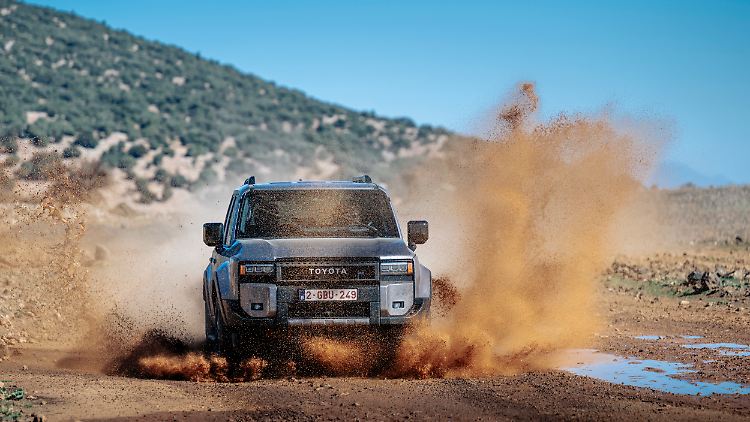 Der Toyota Land Cruiser bleibt ein kerniger Offroader.