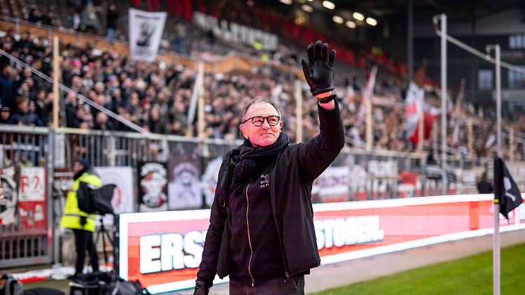 Ewald Lienen beim Bundesliga-Spiel zwischen dem FC St. Pauli und Bayern München.