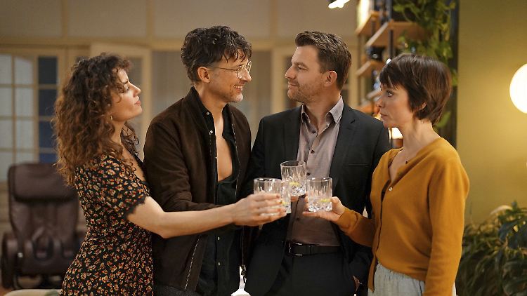 Gin-Tonic muss beim Lockerwerden helfen: Mia (Lucía Barrado), Paul (Florian David Fitz), Lukas (Friedrich Mücke) und Sophie (Julia Koschitz, v.l.).
