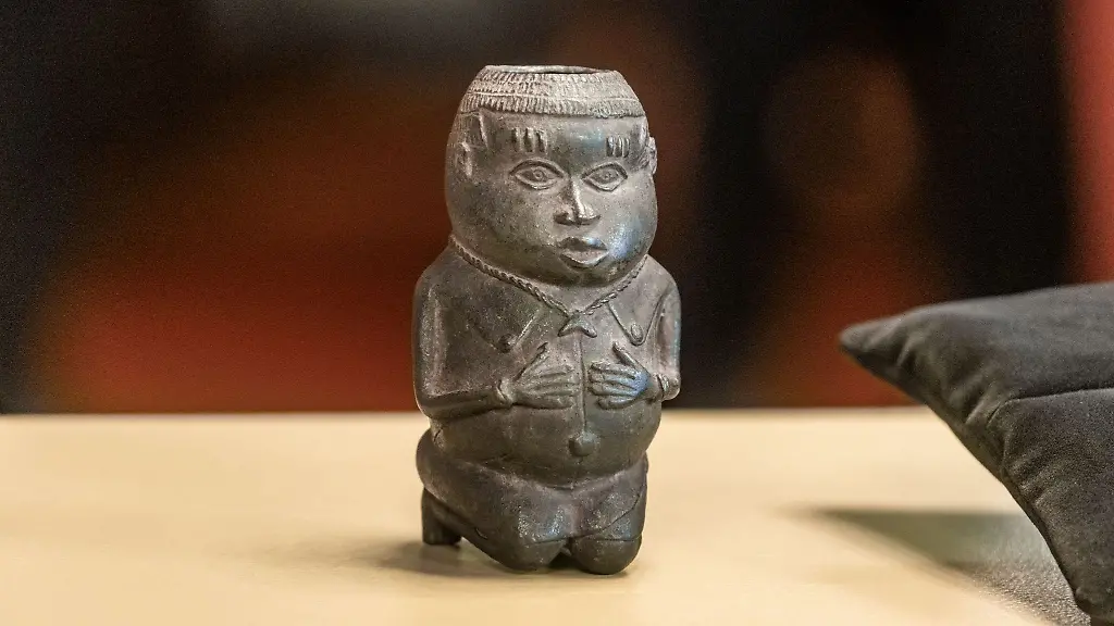 Das-zeremoniale-Gefaess-einer-Knienden-Frau-wird-bei-einer-Unterzeichnungsveranstaltung-zur-Rueckgabe-der-Benin-Bronzen-praesentiert