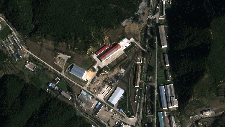 Das Satellitenbild zeigt ein offenbar im Bau befindliches neues Gebäude der Fabrik "11. Februar". 