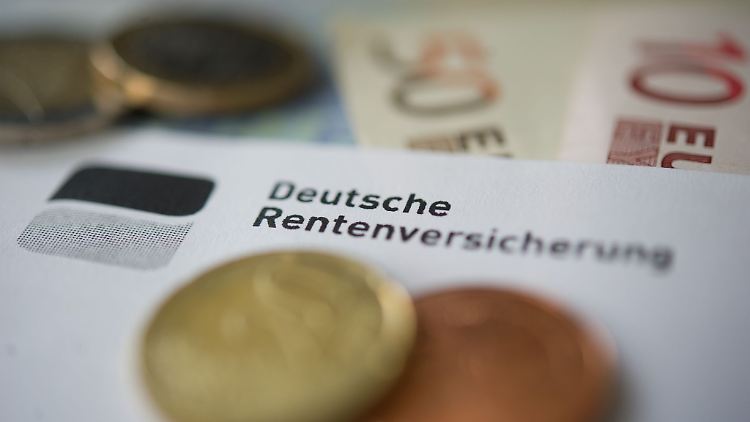 Weiter gibt es bei den Rentenansprüchen erhebliche Unterschiede zwischen Männern und Frauen sowie zwischen Ost und West. 