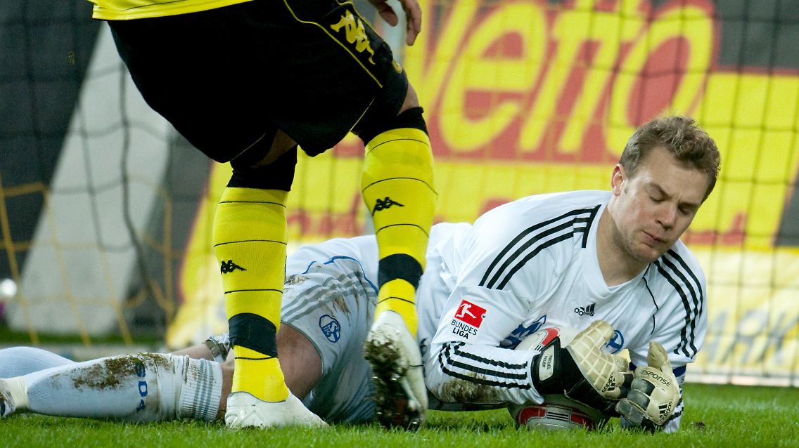 Neuer musste schon in den ersten Spielminuten hellwach sein - hier ist er vor Barrios am Ball.