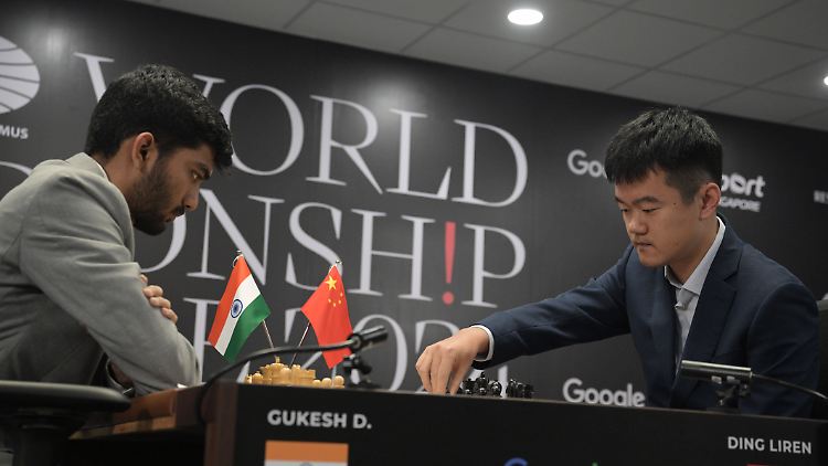Dommaraju Gukesh (l.) wird im Duell mit  dem formschwachen Weltmeister Ding Liren eigentlich als Favorit gehandelt.