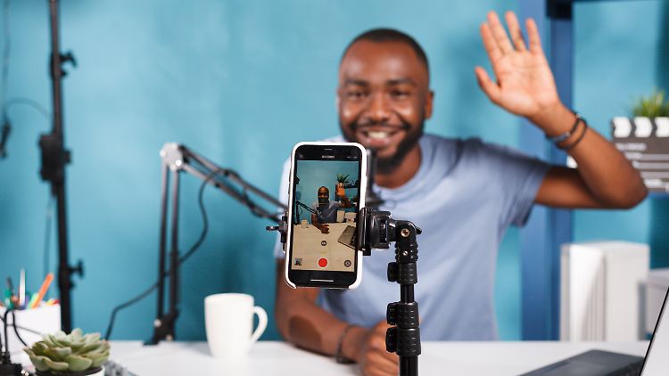 Die Hälfte aller Social-Media-Nutzer in Deutschland konsumiert laut einer Bitkom-Umfrage Influencer-Inhalte. 