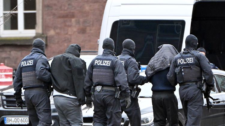 Die Beschuldigten suchten offenbar vergeblich nach einem Waffenversteck in Polen. 