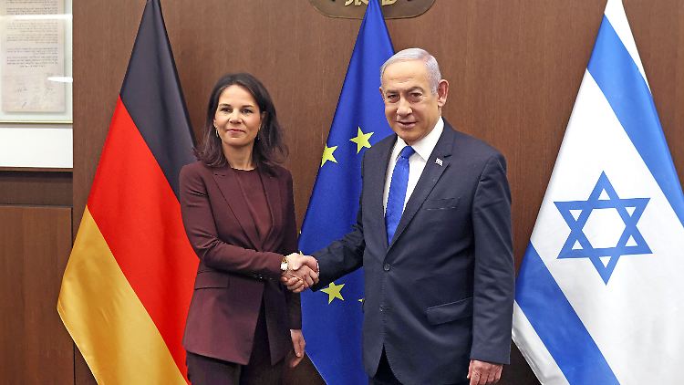 Baerbock und Netanjahu bei einem Treffen im April. Der Internationale Strafgerichtshof hat einen Haftbefehl gegen den israelischen Ministerpräsidenten erlassen.